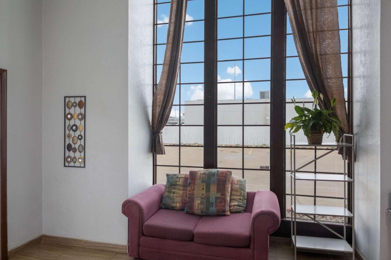 Econo Lodge Near The Domain - The Arboretum Austin Bagian luar foto