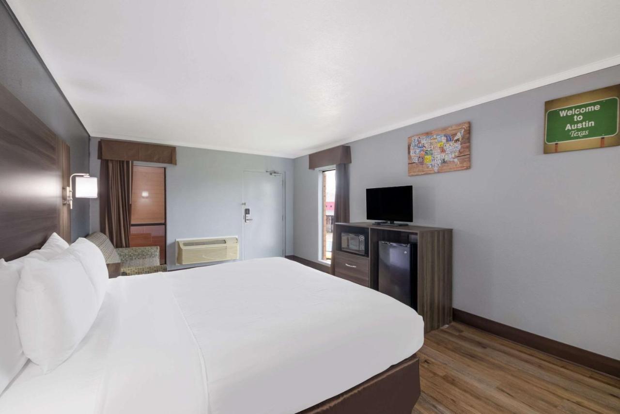 Econo Lodge Near The Domain - The Arboretum Austin Bagian luar foto