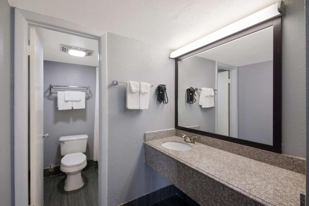 Econo Lodge Near The Domain - The Arboretum Austin Bagian luar foto