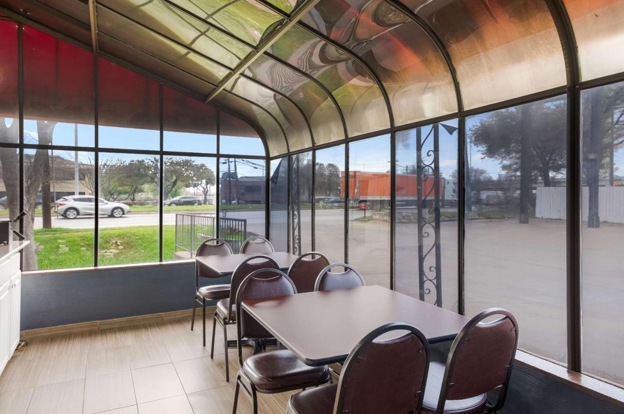 Econo Lodge Near The Domain - The Arboretum Austin Bagian luar foto