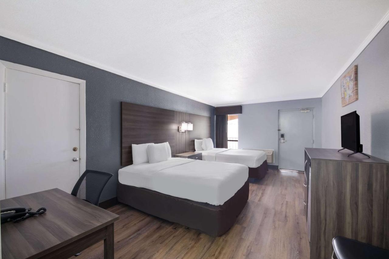 Econo Lodge Near The Domain - The Arboretum Austin Bagian luar foto