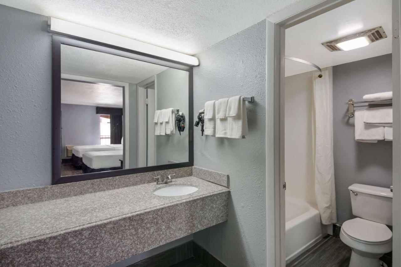 Econo Lodge Near The Domain - The Arboretum Austin Bagian luar foto