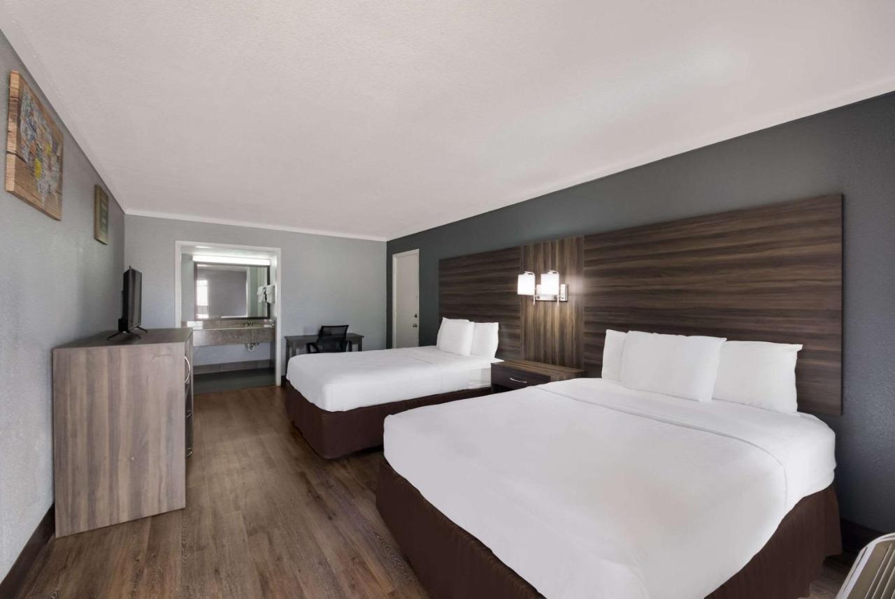 Econo Lodge Near The Domain - The Arboretum Austin Bagian luar foto