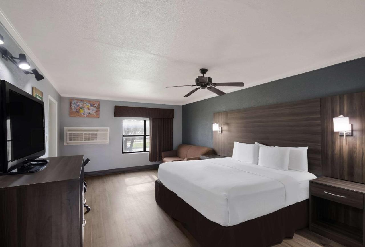 Econo Lodge Near The Domain - The Arboretum Austin Bagian luar foto